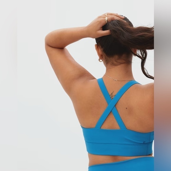 Everlane The Perform Cropped Top NWT in Blue Size Medium SOLD OUT ONLINE - Picture 4 of 8